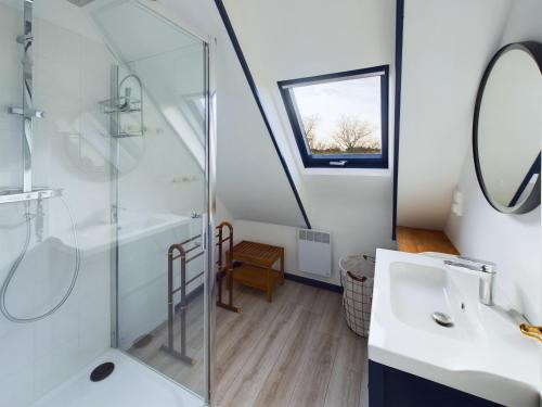 une salle de bain avec une douche en verre et un lavabo dans l'établissement Charmante maison avec jardin pour 4, Penmarch, à Penmarcʼh