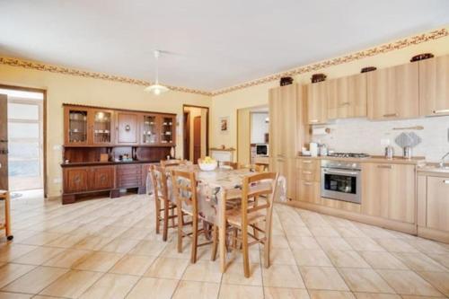 Η κουζίνα ή μικρή κουζίνα στο Villa Ciraldo in Monferrato with garden! x 8 Nuova Gestione
