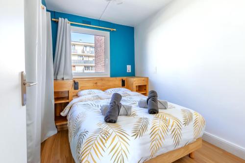 - une chambre dotée d'un lit avec une paire de chaussures dans l'établissement Le Chalet - GARE 3 min - PARIS 20 min - DISNEY 25 min - Lumineux & Chaleureux - Free WIFI, à Thorigny-sur-Marne