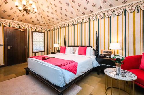 Postel nebo postele na pokoji v ubytování ESTHEREA RESORT & SPA Jaipur