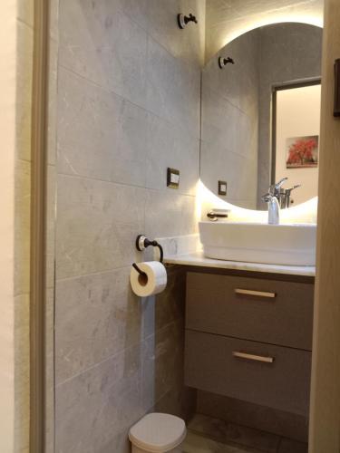 a bathroom with a sink and a toilet and a mirror at ستوديو سكني 3 حديث مجهز بالكامل in Cairo