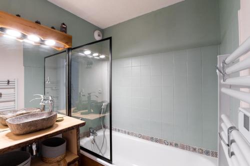 a bathroom with a shower and a sink at Appartement pour 6, 700m des pistes de ski in La Joue du Loup