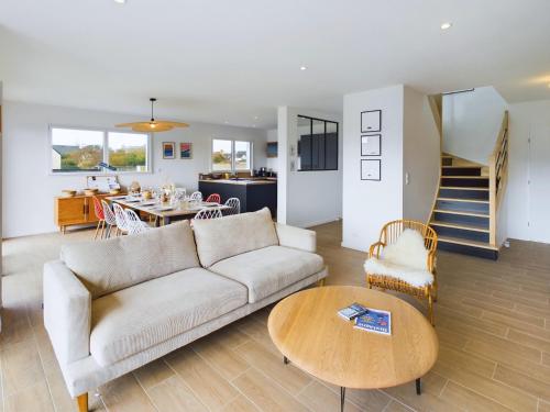 un salon avec un canapé et une table dans l'établissement Maison avec jardin pour 10 personnes à Penmarch, à Penmarcʼh