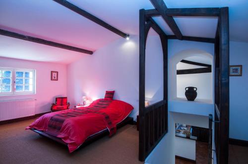 une chambre avec un lit et un grand miroir dans l'établissement Luxury gite in Château Hostens-Picant vineyard, à Les Lèves-et-Thoumeyragues