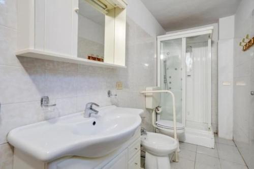 Ένα μπάνιο στο Villa Ciraldo in Monferrato with garden! x 8 Nuova Gestione