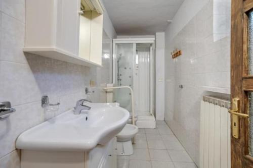 Ένα μπάνιο στο Villa Ciraldo in Monferrato with garden! x 8 Nuova Gestione