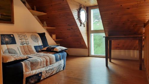 une chambre avec un lit et une grande fenêtre dans l'établissement Jolie maison vue mer 6 personnes à Plouguerneau, à Plouguerneau