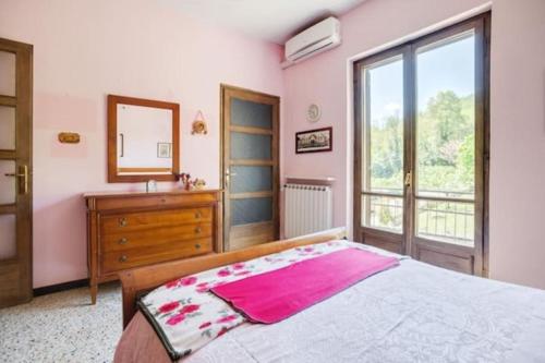 Ένα ή περισσότερα κρεβάτια σε δωμάτιο στο Villa Ciraldo in Monferrato with garden! x 8 Nuova Gestione