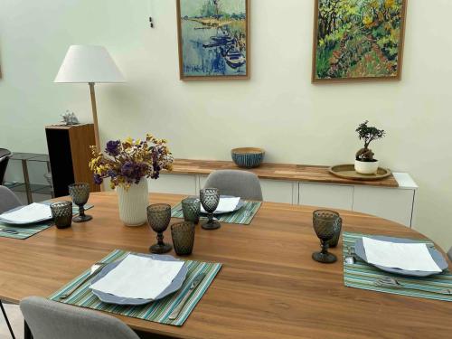 - une table à manger avec des chaises et une table avec des serviettes dans l'établissement Entire Apartment Jardin du Luxembourg, à Paris