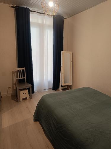 une chambre avec un lit, une chaise et une fenêtre dans l'établissement Appart, à Nice