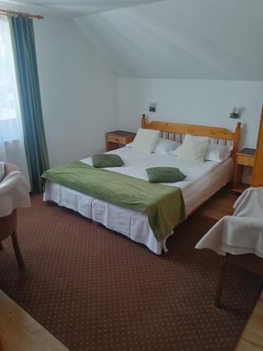 a bedroom with a large bed in a room at Pension Casa Contelui in Râşnov