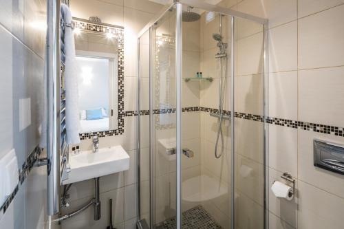 a bathroom with a shower and a sink at Penthouse Milhafre in Benagil