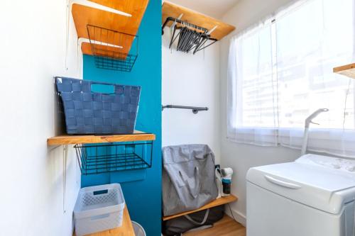 une salle de bain avec toilettes et lavabo dans l'établissement Le Chalet - GARE 3 min - PARIS 20 min - DISNEY 25 min - Lumineux & Chaleureux - Free WIFI, à Thorigny-sur-Marne