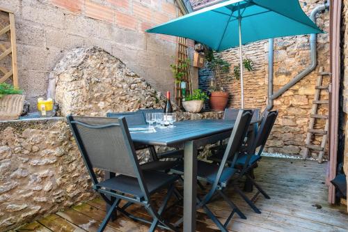 Maison moderne, en pierre avec terrasse pour 6
