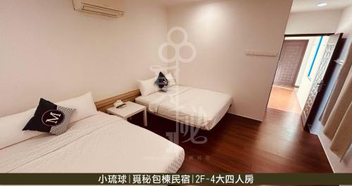 a small room with two beds and a window at Miniland Hostel in Ta-fu