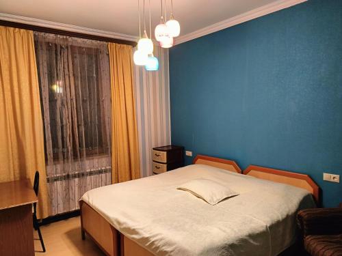 Postel nebo postele na pokoji v ubytování Дом с камином