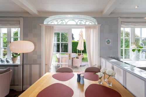 a kitchen with a table and chairs and a dining room at Benen-Diken-Hof in Keitum