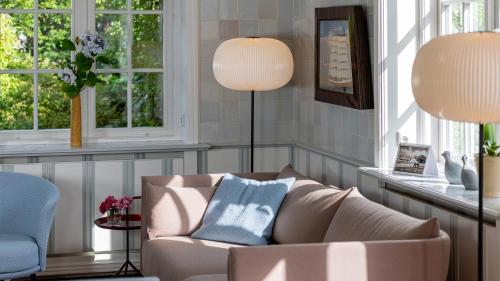 a living room with a couch and two lamps at Benen-Diken-Hof in Keitum