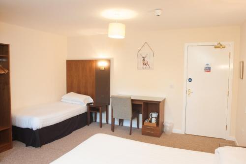 Una cama o camas en una habitación de Ardross Glencairn