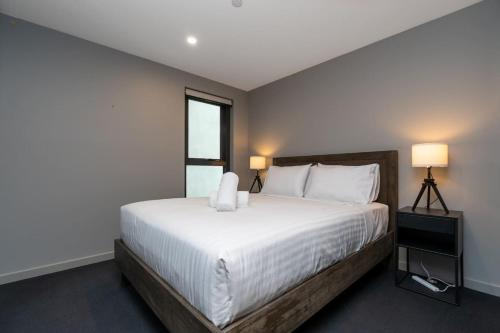 Postel nebo postele na pokoji v ubytování Comfy 2BA 2BR Kingston Foreshore Apartment - Hosted by Canstay