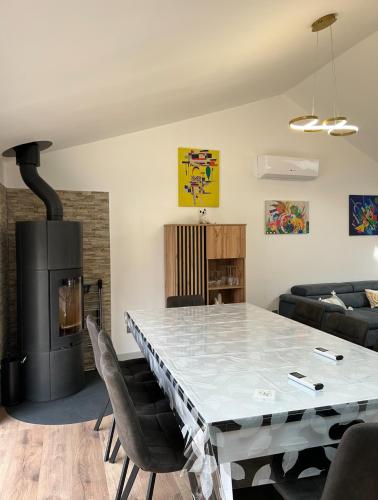 un salon avec une table et une cheminée dans l'établissement Gîte Nature & Volcans, à Volvic