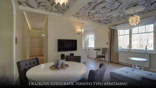 a living room with a table and chairs and a tv at Norweska Dolina Family&Pet-friendly Resort in Szklarska Poręba