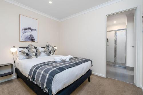 Una cama o camas en una habitación de Cosy 2BR Close to Light Rail - Hosted by Canstay