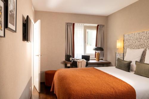 Ένα ή περισσότερα κρεβάτια σε δωμάτιο στο Hotel D - Basel - Fully Renovated 2025