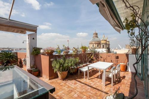 PENTHOUSE IN RESTORED c19TH HOME