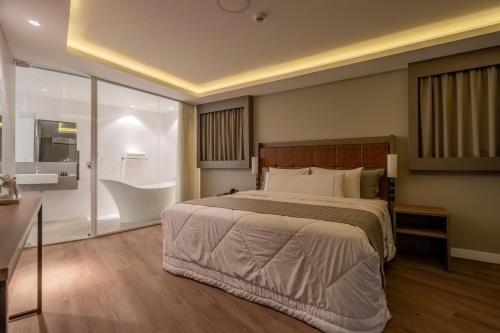 Postel nebo postele na pokoji v ubytování Hotel Caiuá Blumenau