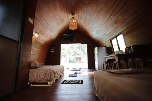 Cama o camas de una habitación en The Coppers luxury Glamping Pod Villa with Pool