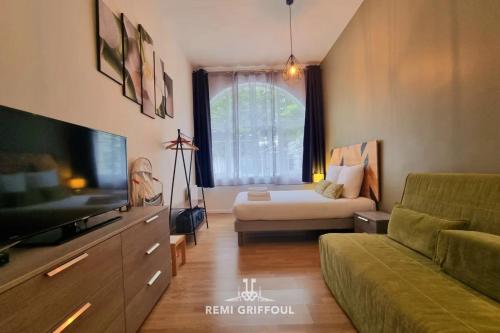 un salon avec un canapé et une télévision à écran plat dans l'établissement The Wall City Center Terrace & Parking 4 Guests, à Honfleur