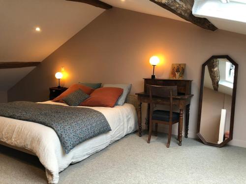 Ένα ή περισσότερα κρεβάτια σε δωμάτιο στο Maison d'Alice - Maison indépendante en centre-ville avec parking