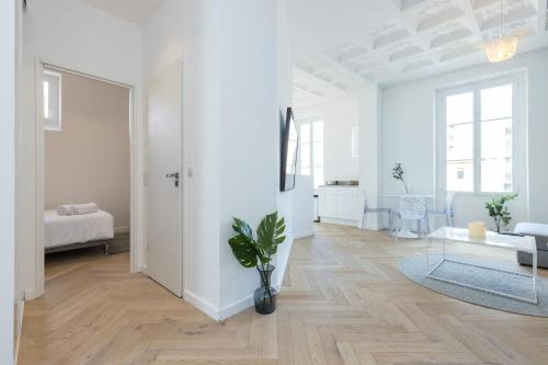 Cet appartement blanc comprend un salon et une chambre. dans l'établissement 4 FRANCE - Magnifique 2p - Carre d Or - Clim, à Nice
