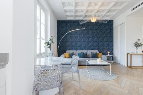 un salon avec un canapé et une table dans l'établissement 4 FRANCE - Magnifique 2p - Carre d Or - Clim, à Nice