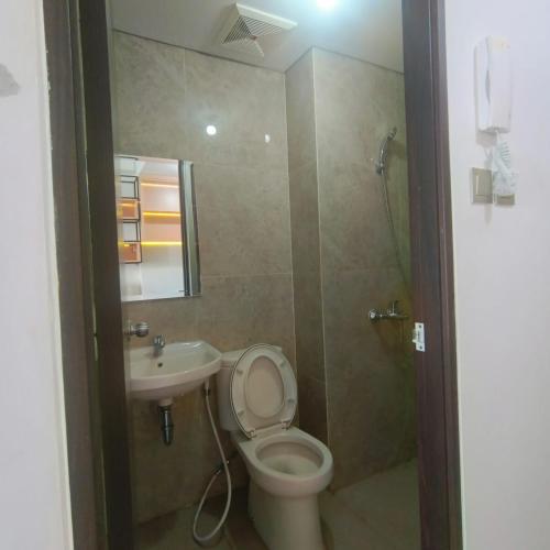 Ένα μπάνιο στο Transpark Cibubur Apartment by CTS