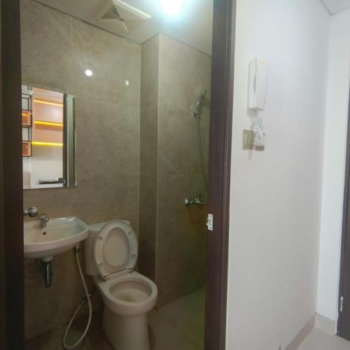 Ένα μπάνιο στο Transpark Cibubur Apartment by CTS