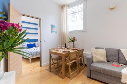 a small living room with a table and a couch at Lavie Maison Sauna and Hot Tub Seaside in Nice