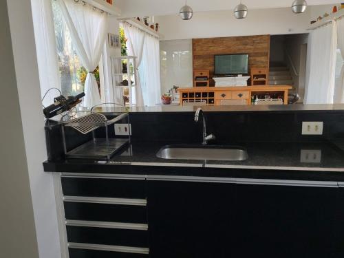 Η κουζίνα ή μικρή κουζίνα στο Casa em Panapanema