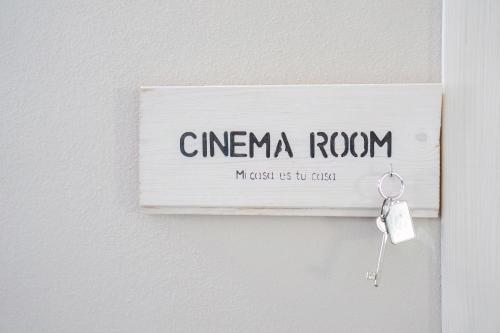 a sign hanging on a wall with a key at Mi casa es tu casa 104 in Portoscuso