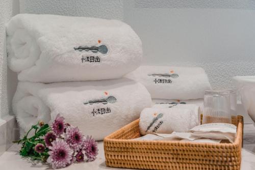 丽江丽江雪山奔鼓酒店（束河古镇店）的桌子上一篮子的毛巾