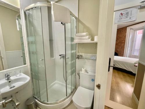 Ένα μπάνιο στο Hostal Madrid