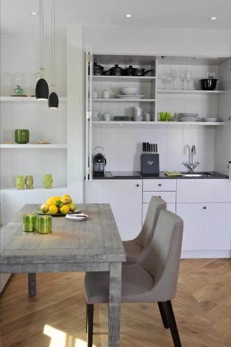a kitchen with a table with a bowl of fruit on it at Benen-Diken-Hof in Keitum