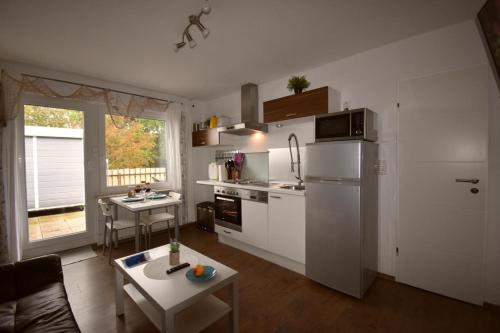 ドルヌムにあるFerienwohnung Border Collieの白い冷蔵庫とテーブルのあるキッチン