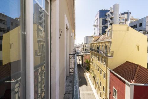 Comfortable Apartment with Terrace near Marquês de Pombal, Lisbon - TTL317