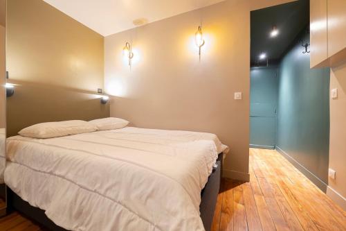 - une chambre avec un lit et des lumières sur le mur dans l'établissement Lovely studio in the heart of Montmartre, à Paris