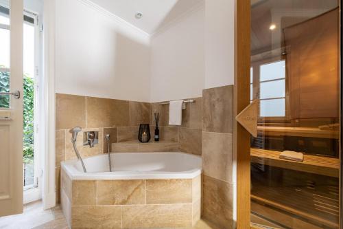 a large bathroom with a tub and a shower at Benen-Diken-Hof in Keitum