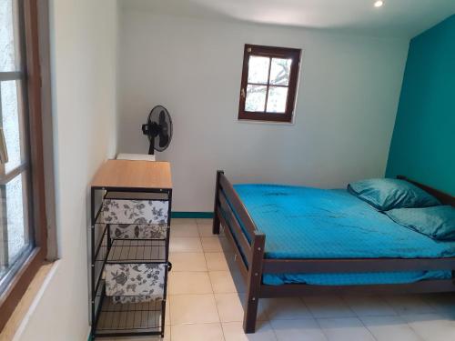 une petite chambre avec un lit et une fenêtre dans l'établissement Saint-Raphaël Villa mitoyenne 10 min de la plage, à Saint-Raphaël