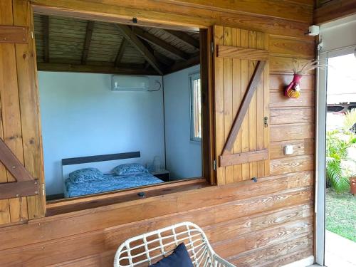 圣安尼Maison charmante à Sainte-Anne的镜子,床上