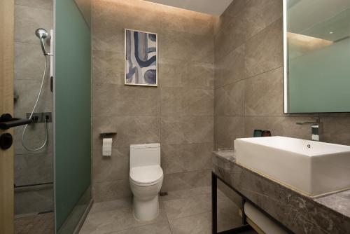 Salle de bains dans l'établissement Starry Sky Garden Hotel Wuhan Hankou Railway Station Zhuyeshan Subway Station Branch